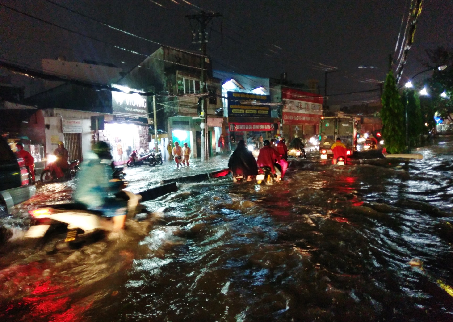 mưa lớn đã làm tuyến đường Tô Ngọc Vân (quận Thủ Đức) bị ngập sâu từ 30cm - 40cm khiến hàng loạt xe lưu thông bị chết máy phải bì bõm dắt bộ trên đường.