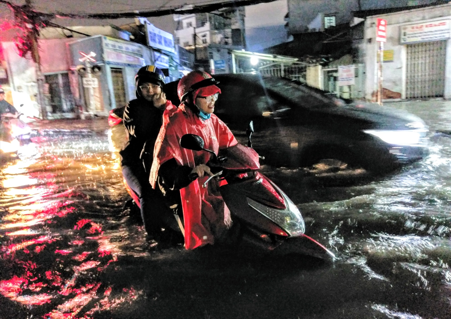 Người dân “bơi” qua khu vực nước ngập trên đường Tô Ngọc Vân sau cơn mưa.  Ảnh: Minh Quân