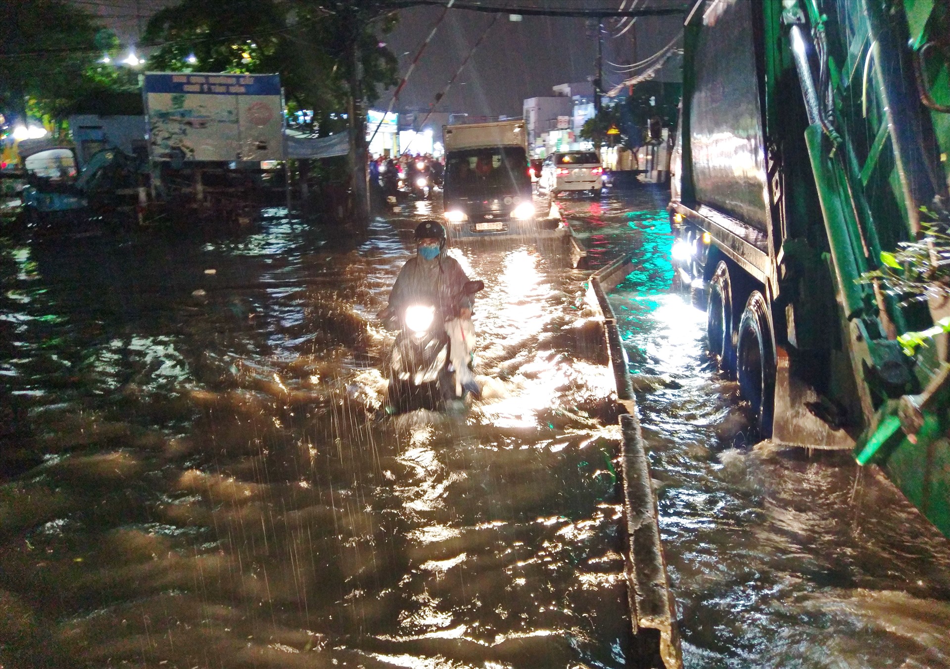 Đường Tô Ngọc Vân đã trở thành “rốn ngập” mới của TPHCM khi từ đầu mưa đến nay vì tuyến đường này ngập nhiều lần và ngập sâu nhất.  Ảnh: Minh Quân