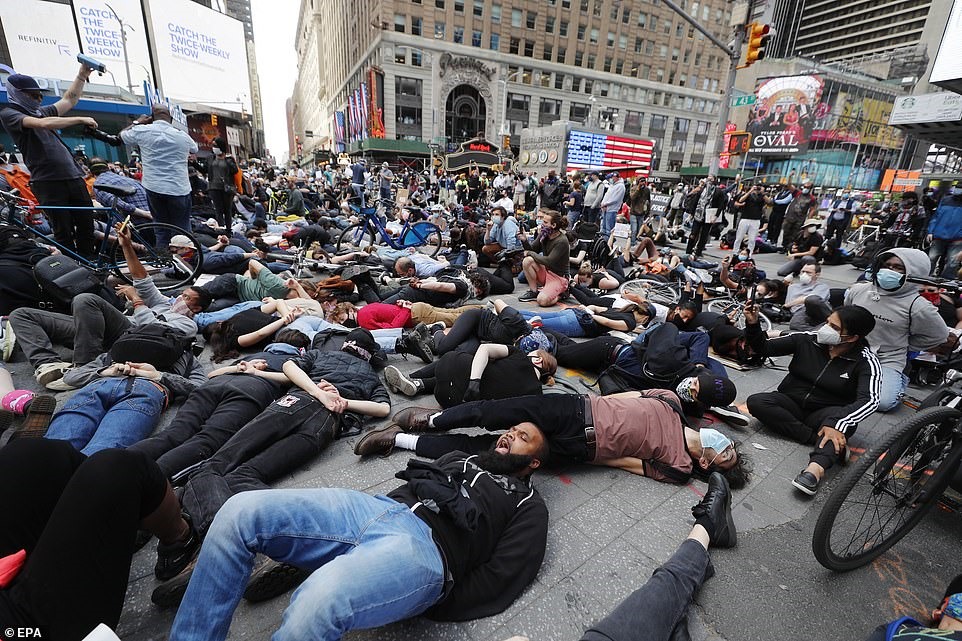 Người biểu tình tập trung tại Quảng trường Thời đại ở thành phố New York vào 1.6, tiếp tục đòi công lý cho cái chết của George Floyd. Ảnh: RT