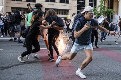 Đụng độ giữa cảnh sát và người biểu tình ở thủ đô Washington DC ngày 31.5. Ảnh: AFP