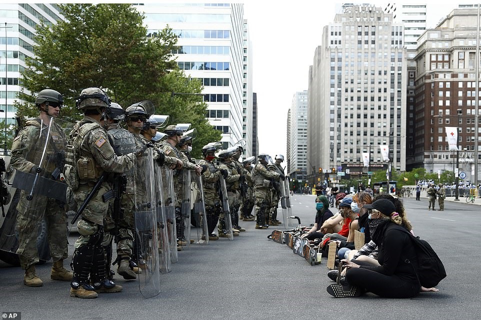 Người biểu tình tập trung trước các binh sĩ Vệ binh Quốc gia Pennsylvania ở thành phố Philadelphia, ngày 1.6. Ảnh: AP