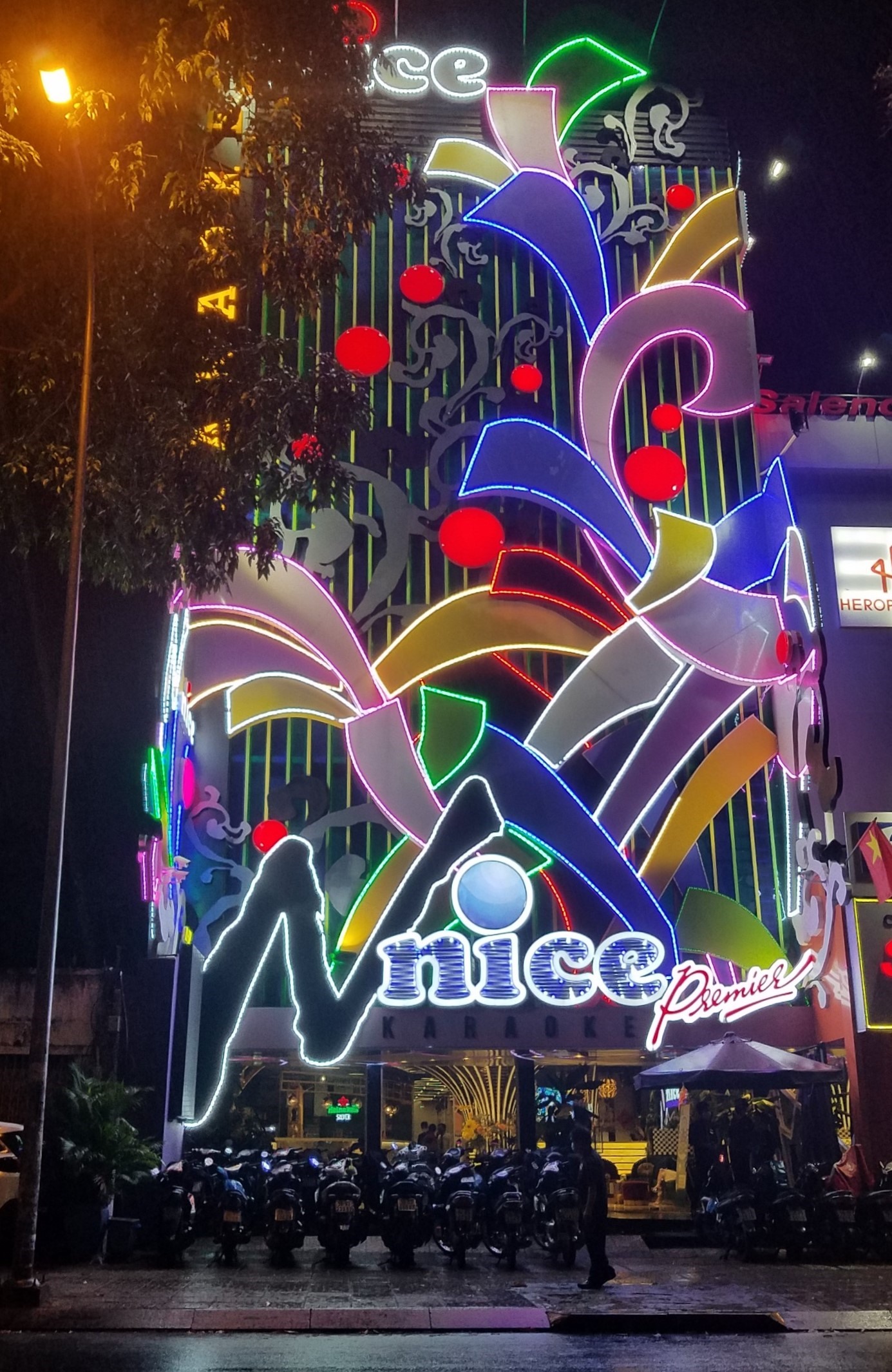 Trước đó, tối 9.6, quán Karaoke Nice, trên đường Điện Biên Phủ đã đông đúc khách