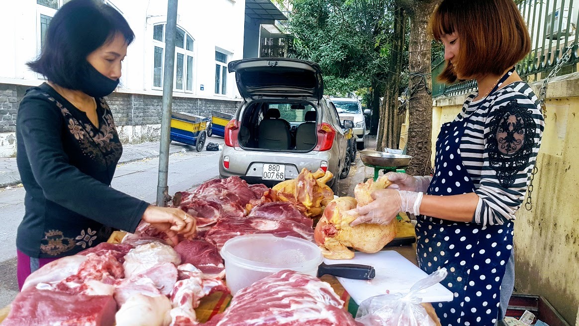 Bà Trần Thị Hồng (Mê Linh, Hà Nội) cho biết, đến thời điểm này, giá thịt lợn tại các chợ dân sinh đã giảm khoảng 10.000 đồng/kg. Ảnh: Khánh Vũ