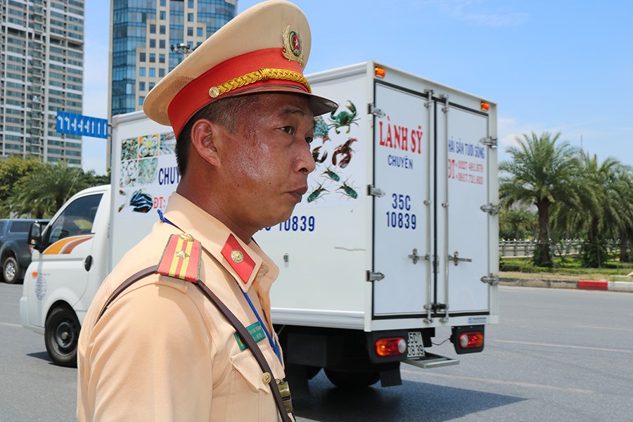 Tại nút giao Phạm Hùng - Trần Duy Hưng, thiếu tá Nguyễn Văn Thành (Đội CSGT số 6) liên tục điều tiết cho các phương tiện ra vào trung tâm thành phố.