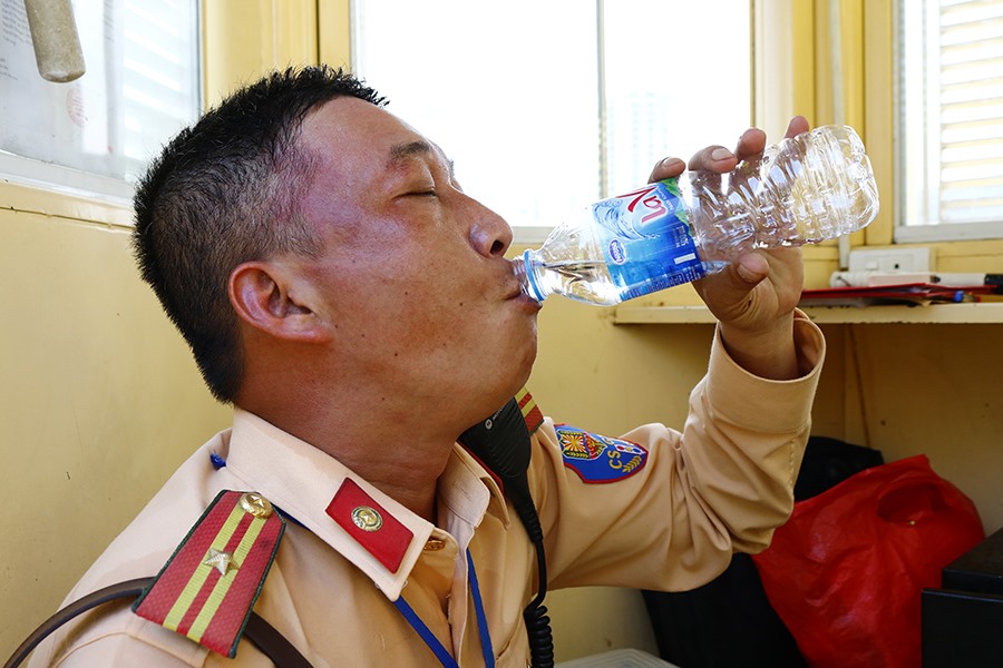 Những chai nước khoáng ngâm đá là những vị cứu tinh cho các chiến sĩ làm việc tại chốt lúc nghỉ ngơi.
