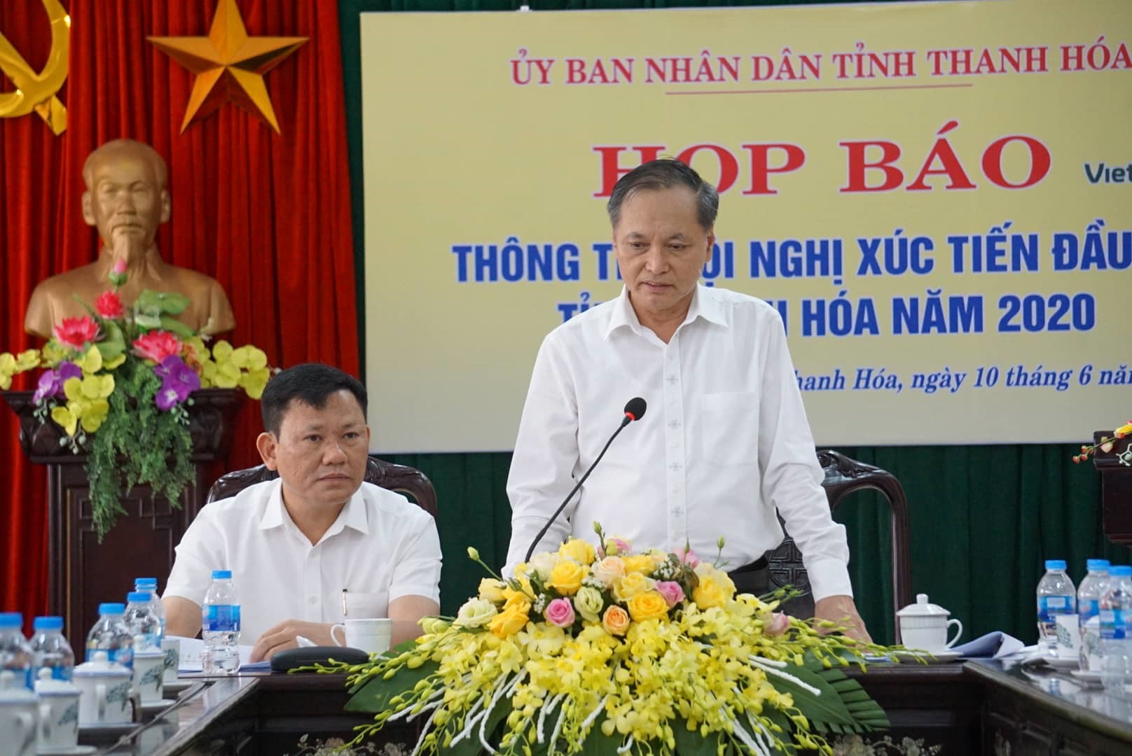 Ông Nguyễn Đức Quyền (phải) - Phó Chủ tịch thường trực UBND tỉnh Thanh Hoá. Ảnh: X.H