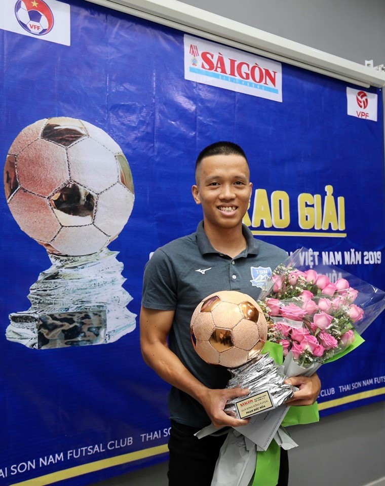 Phạm Đức Hòa rạng rỡ khi nhận giải thưởng cho những cống hiến suốt 1 năm cho futsal Việt Nam. Ảnh: Q.C