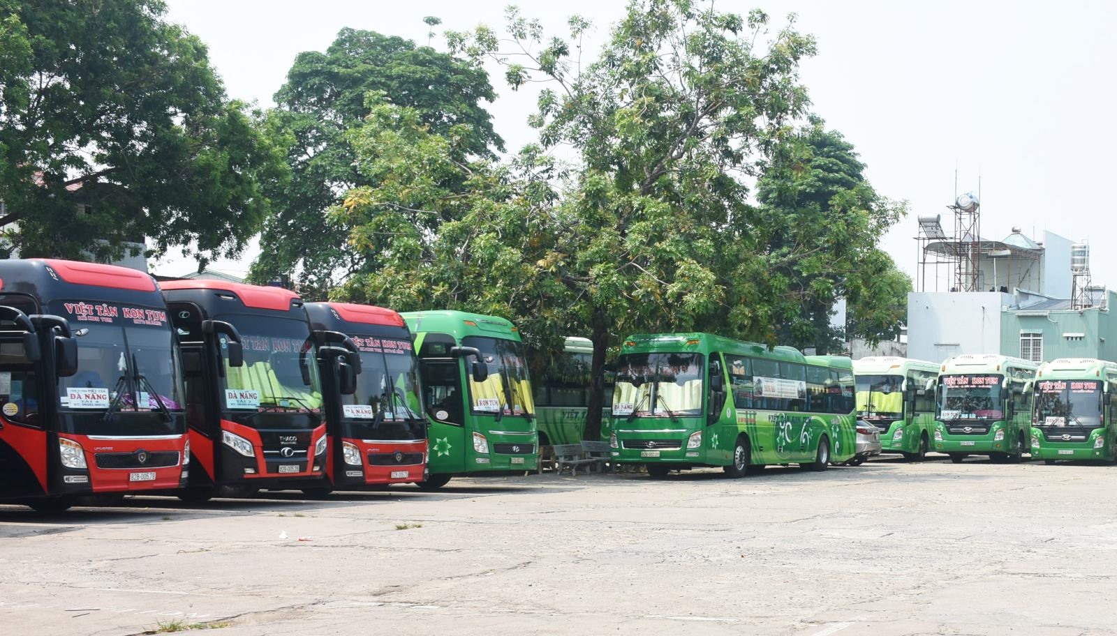 Xe vận chuyển du lịch không lăn bánh, nhưng chủ doanh nghiệp vẫn phải trả lương cầm chừng cho tài xế để giữ người (ảnh K.T)