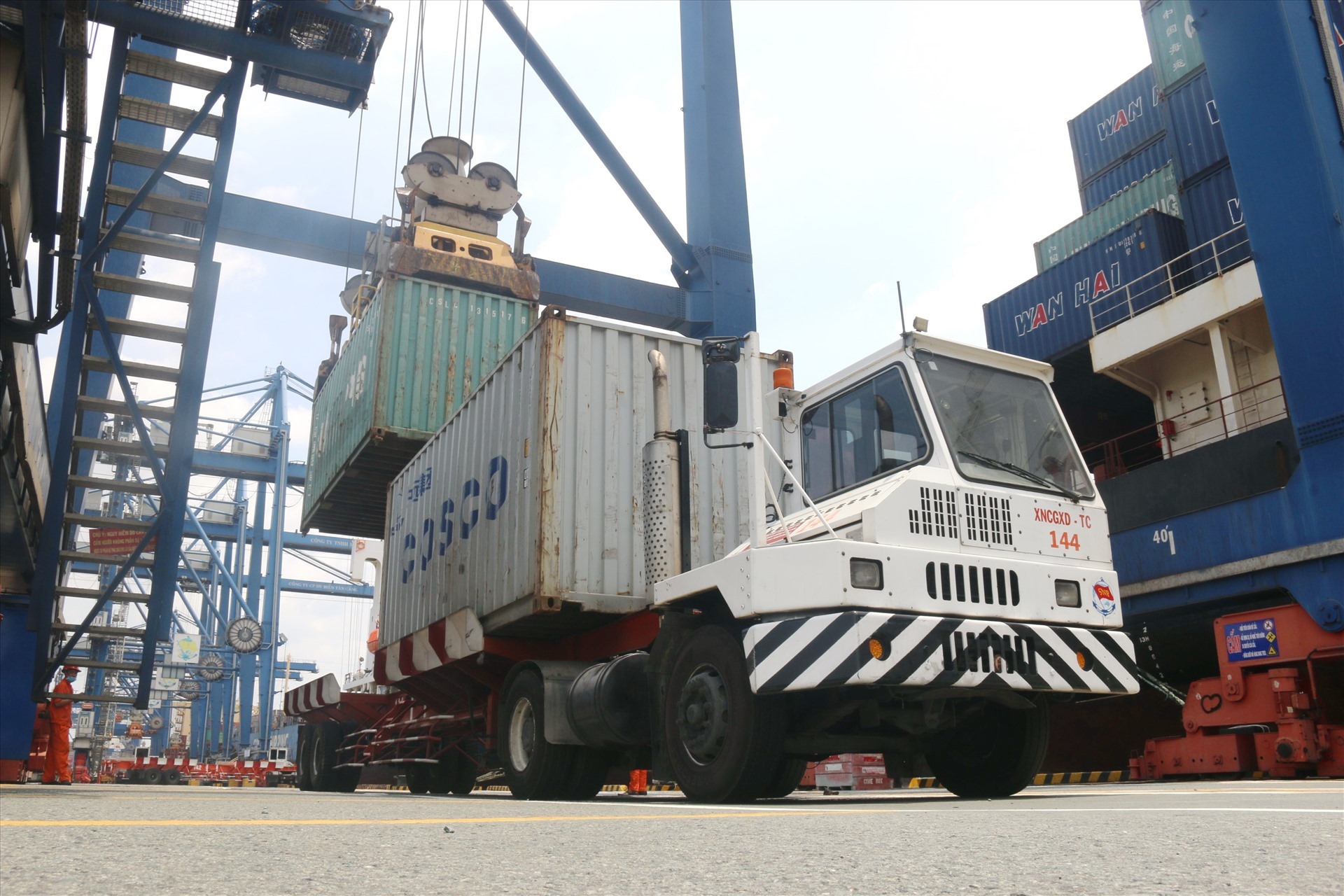 Xe container lấy hàng ở cảng Tân Cảng - Cát Lái.  Ảnh: Minh Quân