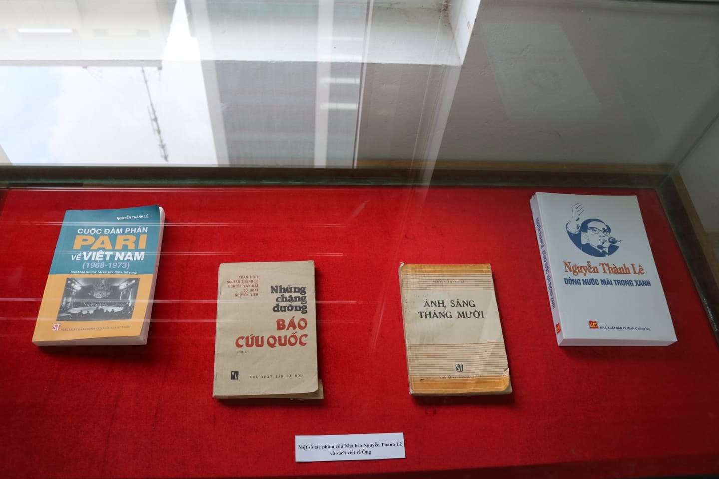 Một số tác phẩm của nhà báo Nguyễn Thành Lê và đầu sách viết về ông. Ảnh: Lan Nhi