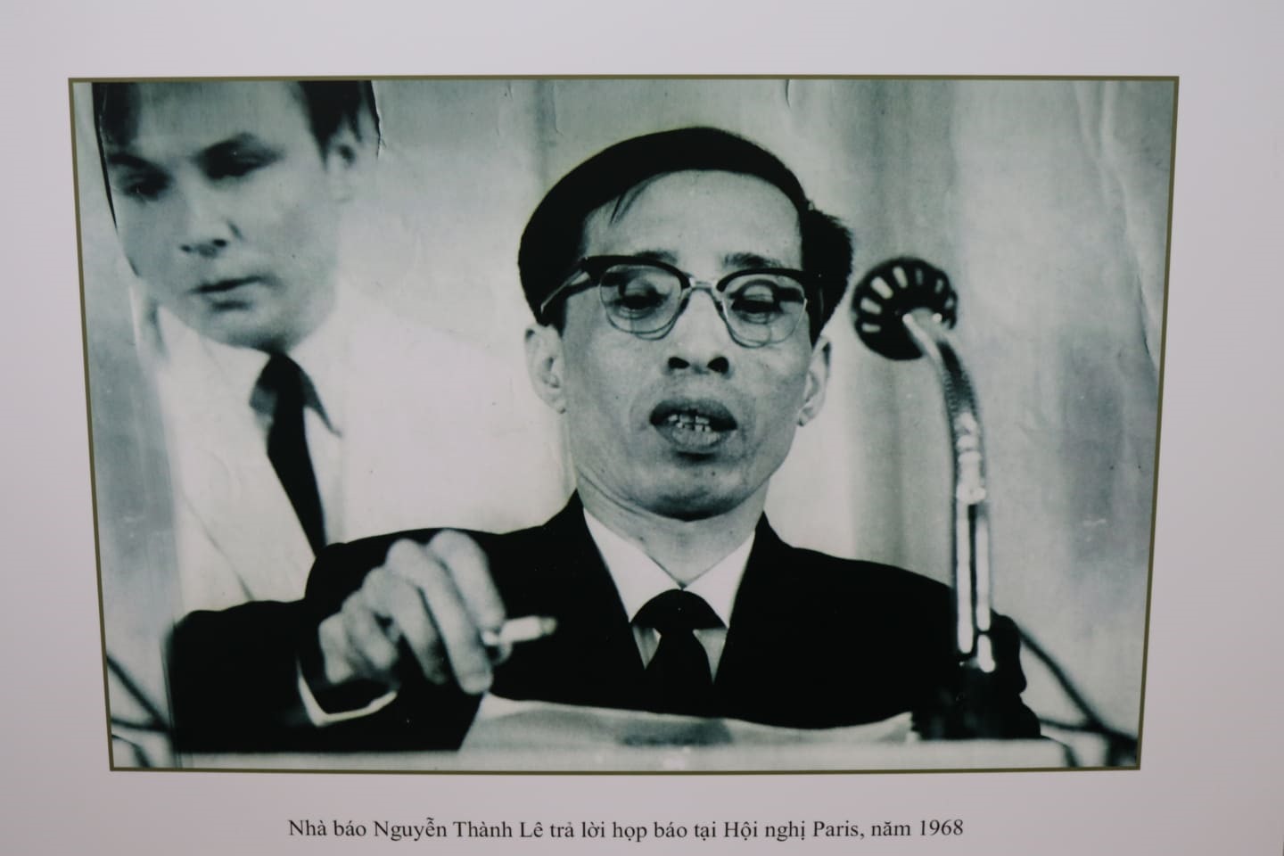 Ảnh nhà báo Nguyễn Thành Lê trả lời họp báo tại Hội nghị Paris năn 1968. Ảnh chụp tư liệu
