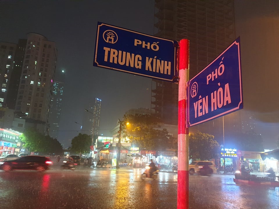 Vùng mây tiếp tục phát triển sẽ lan ra các quận nội thành Hà Nội. Trong cơn mưa dông có khả năng xuất hiện lốc, sét, mưa đá và gió giật mạnh.