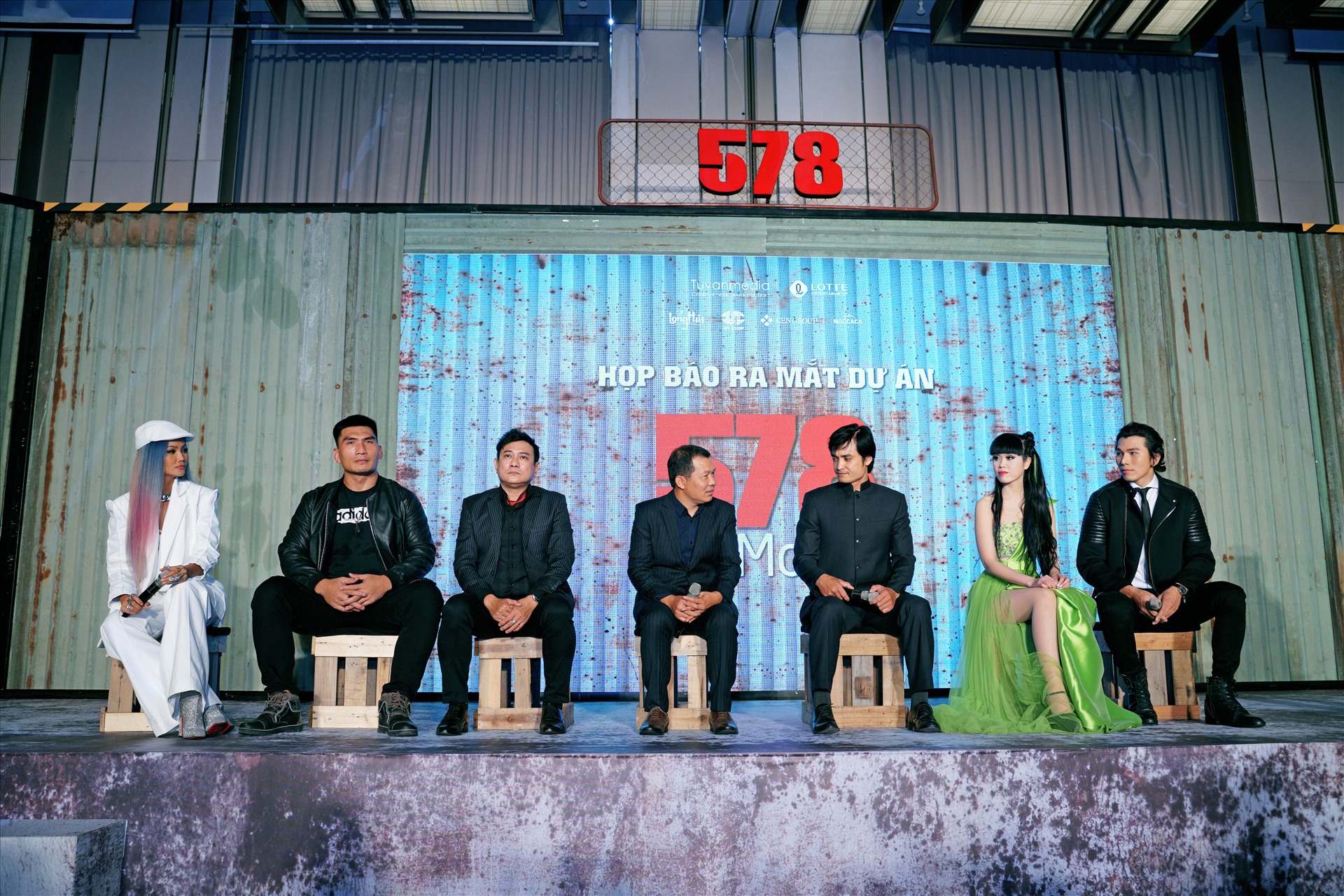 Ê -kíp phim ra mắt khán giả. Ảnh: ĐPCC