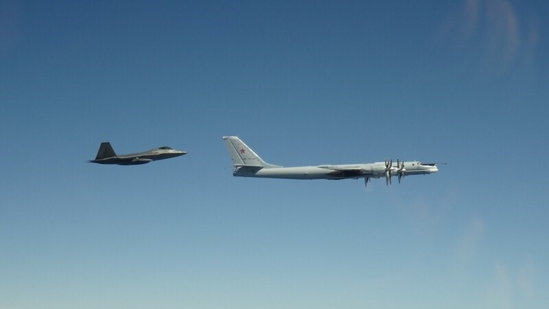 Một tiêm kích F-22A Raptor của NORAD chặn máy bay ném bom “gấu” Tu-95 của Nga ở khu vực nhận dạng phòng không Alaska. Ảnh: NORAD.