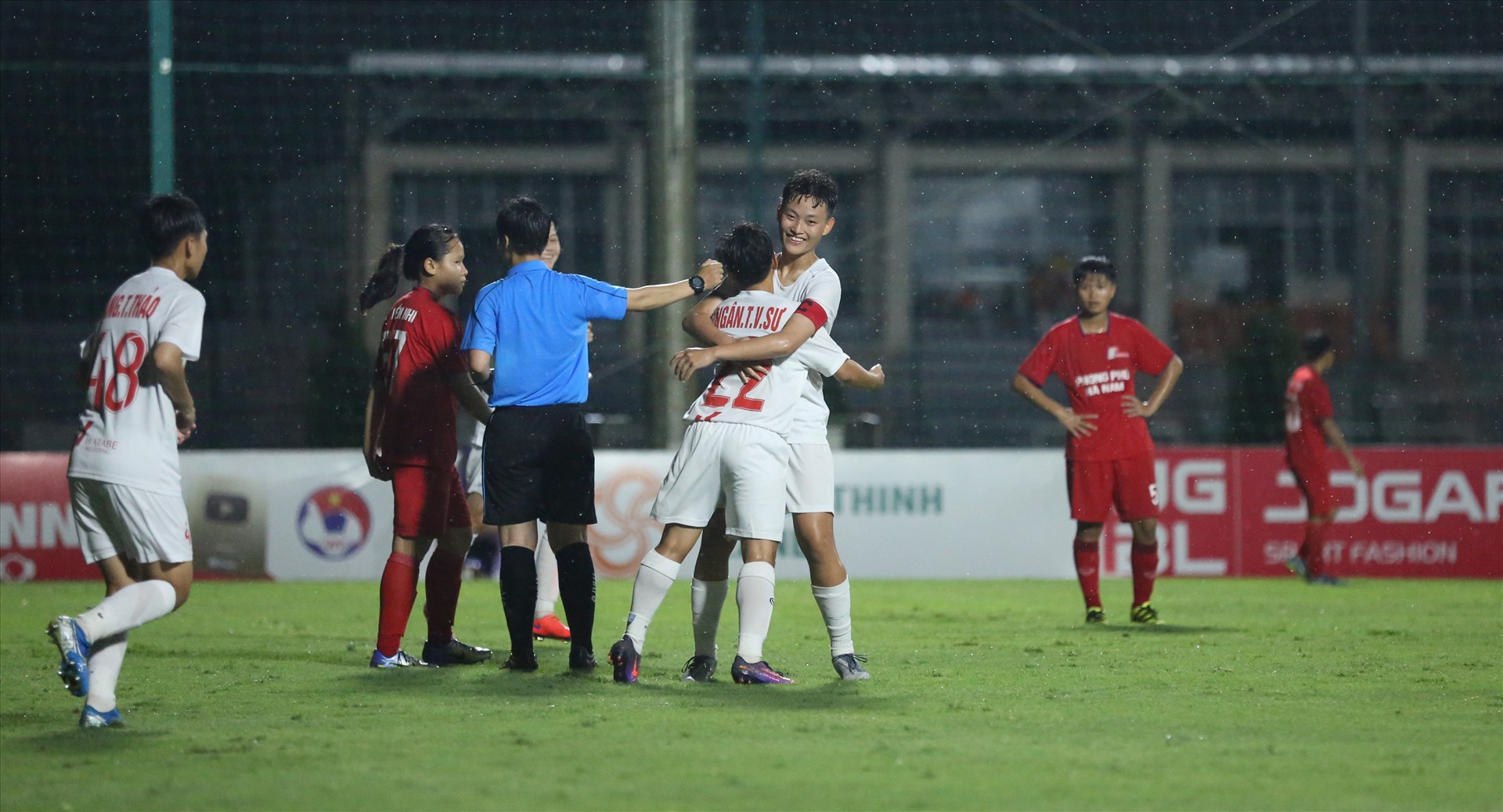 Các cầu thủ Hà Nội nhanh chóng vượt lên dẫn trước và thể hiện đẳng cấp của mình.