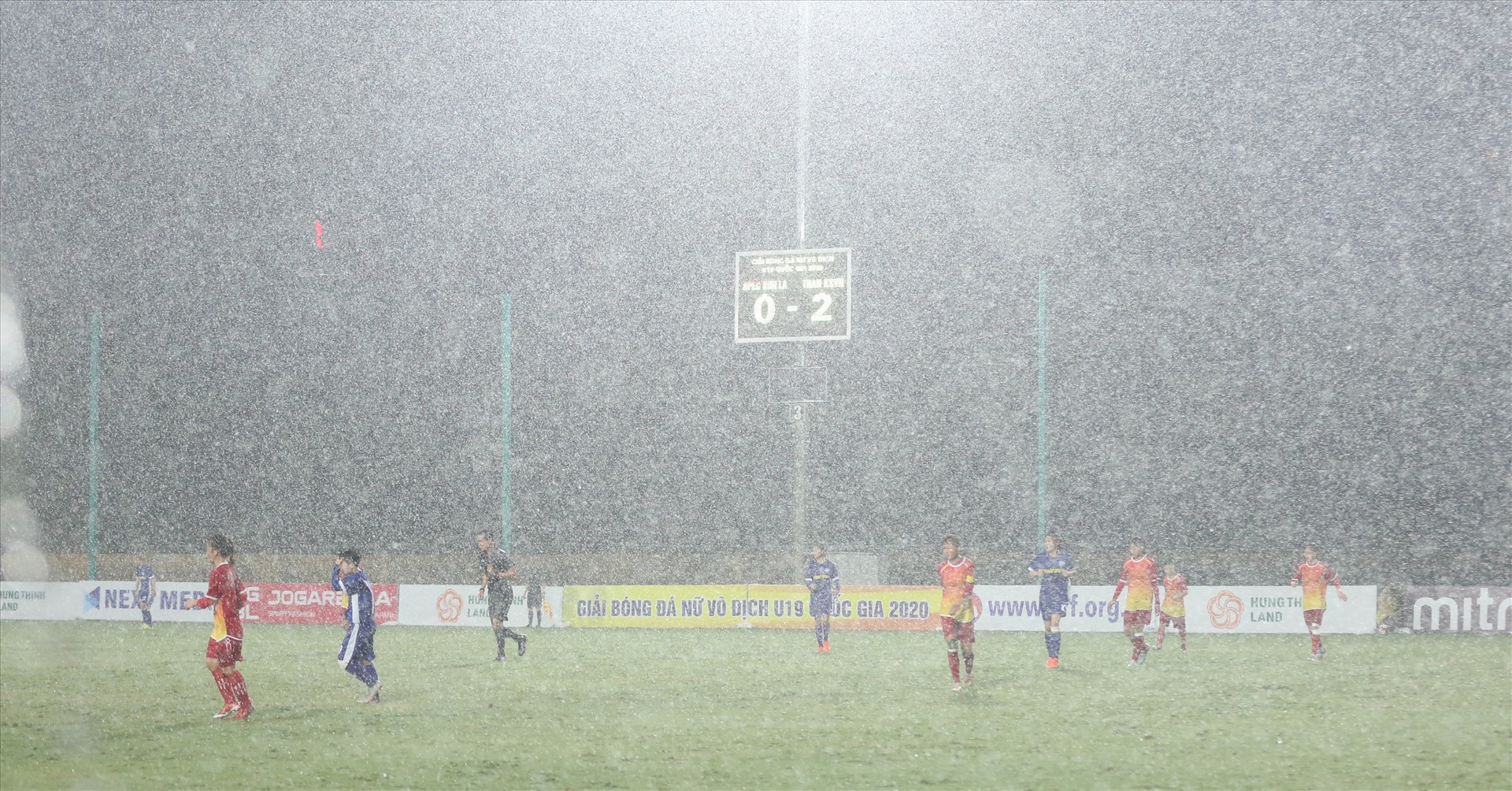 Trọng tài quyết định hoãn trận đấu vì trời mưa. Ở trận đấu diễn ra cùng giờ tại sân 1 giữa Hà Nam I và TPHCM cũng phải tạm hoãn.