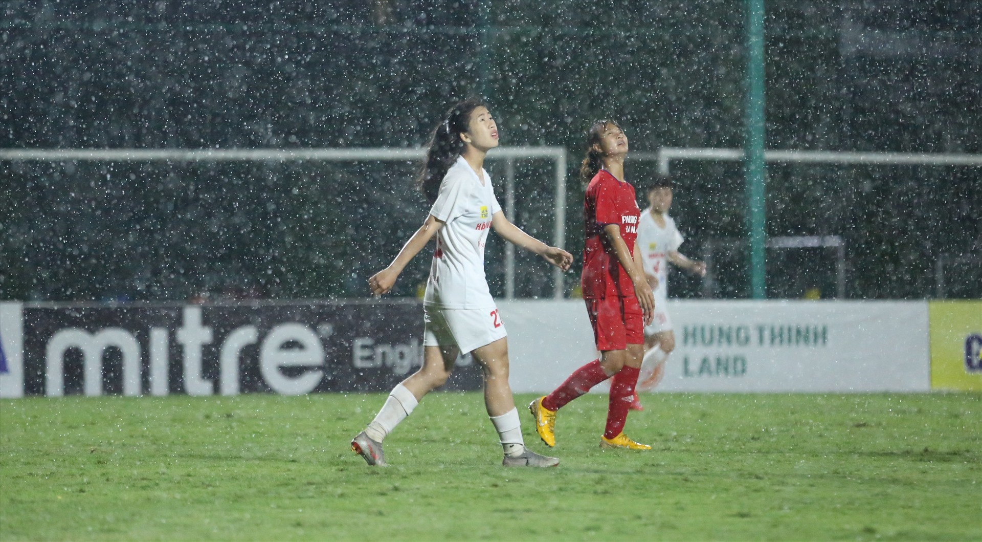 Tuy nhiên trời tiếp tục đổ mưa lớn khiến chất lượng chuyên môn trận đấu giảm xuống.