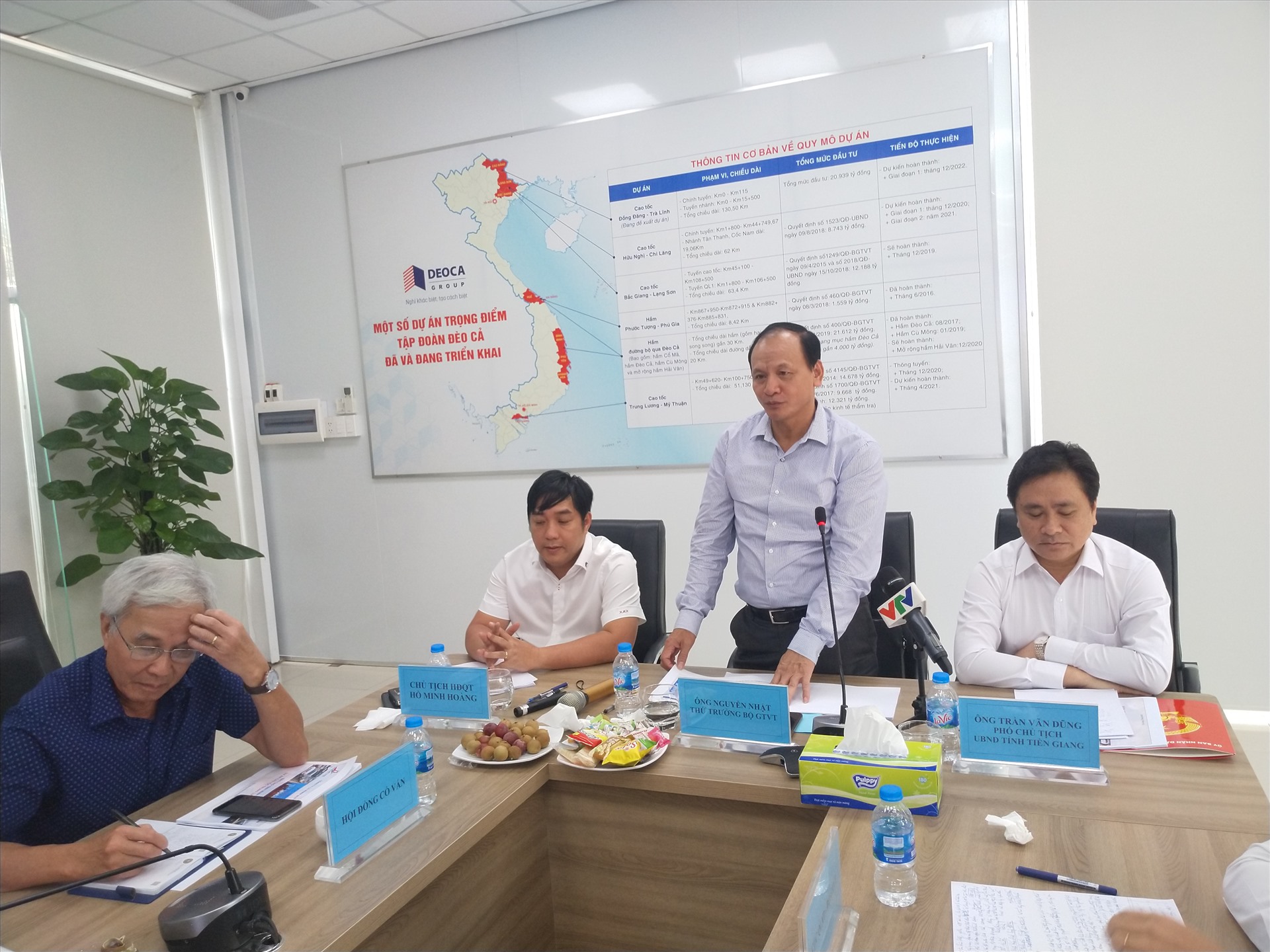Thứ trưởng Nguyễn Nhật làm việc với các bên liên quan dự án. Ảnh: K.Q