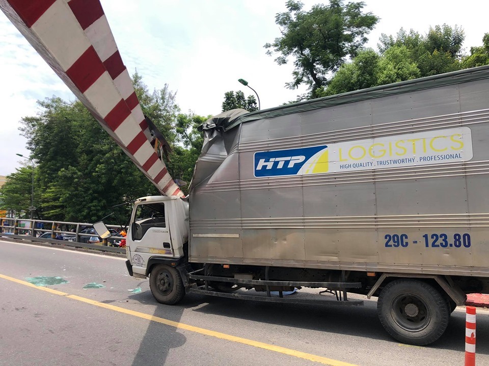 Chiếc xe tải loại 5 tấn đâm sập thanh hạn chế chiều cao cầu vượt Thái Hà.