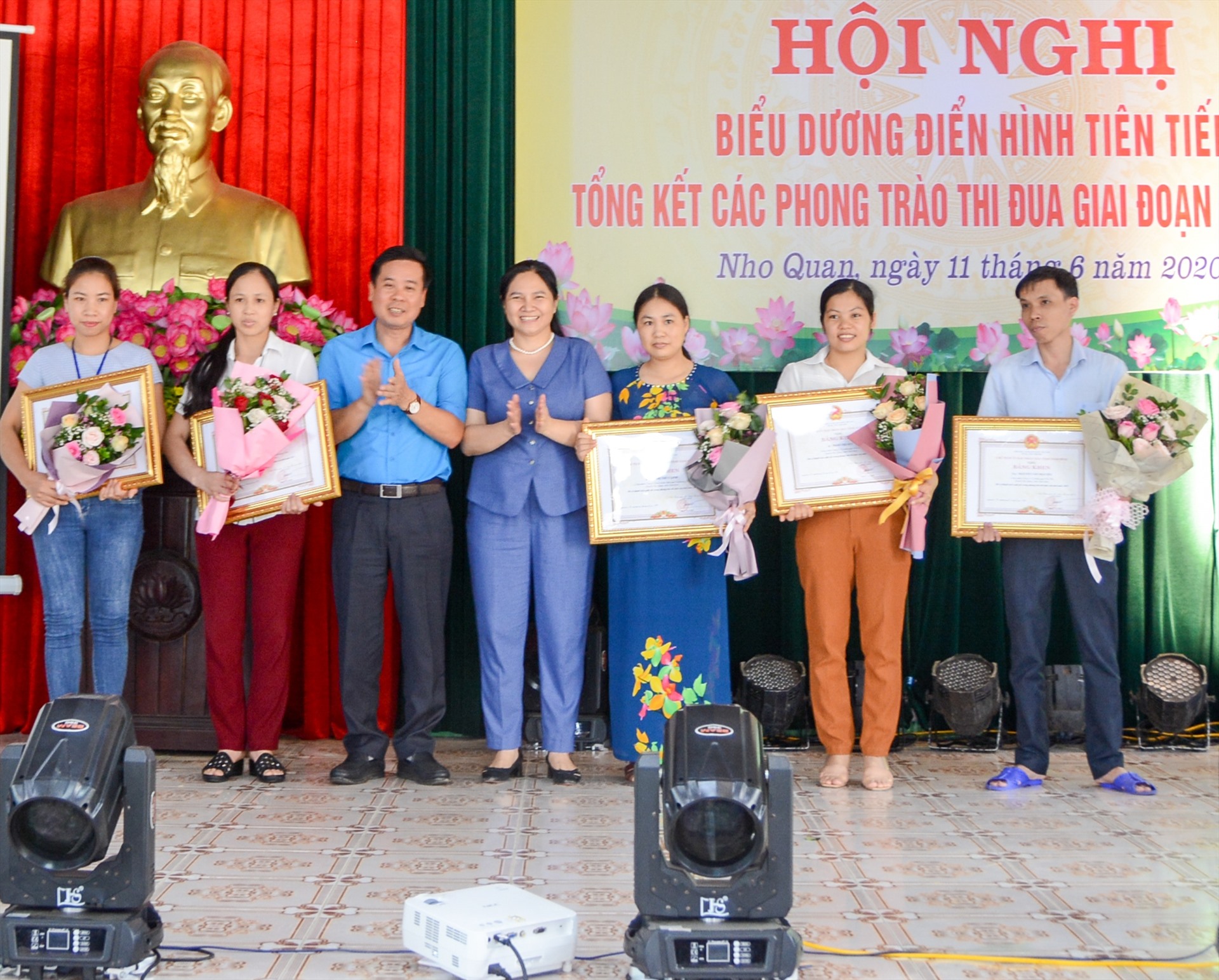Đại diện lãnh đạo LĐLĐ tỉnh Ninh Bình tặng bằng khen cho các tập thể và cá nhân có thành tích xuất sắc trong hoạt động công đoàn giai đoạn 2015 – 2020. Ảnh: NT