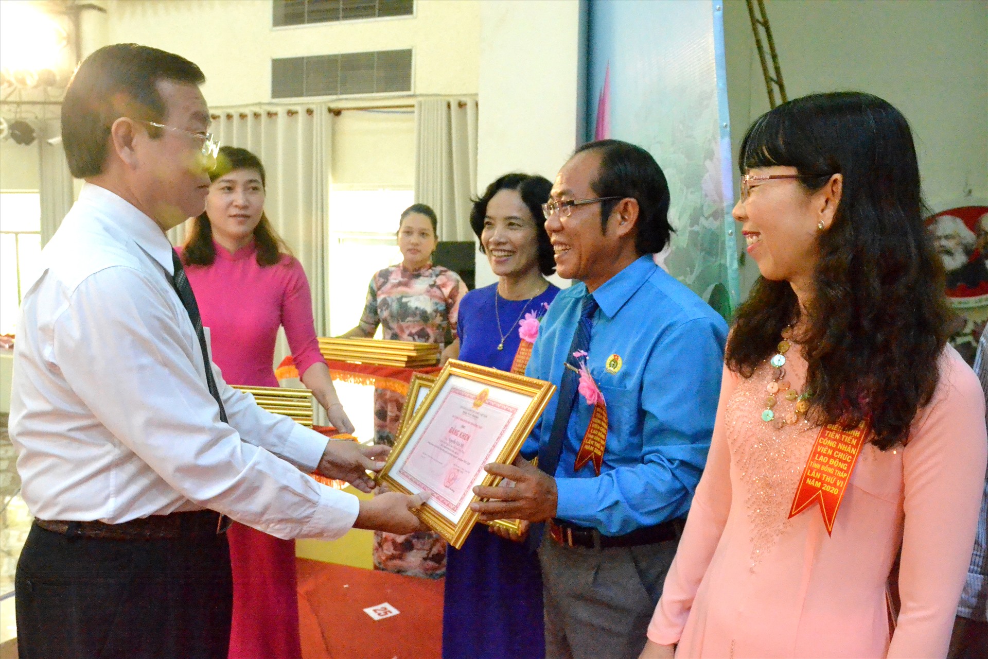 Ông Phan Văn Nhiều- Giám đốc Sở Nội vụ Đồng Tháp tặng Bằng khen UBND tỉnh cho đoàn viên, CNLĐ đạt thành tích xuất sắc. Ảnh: LT