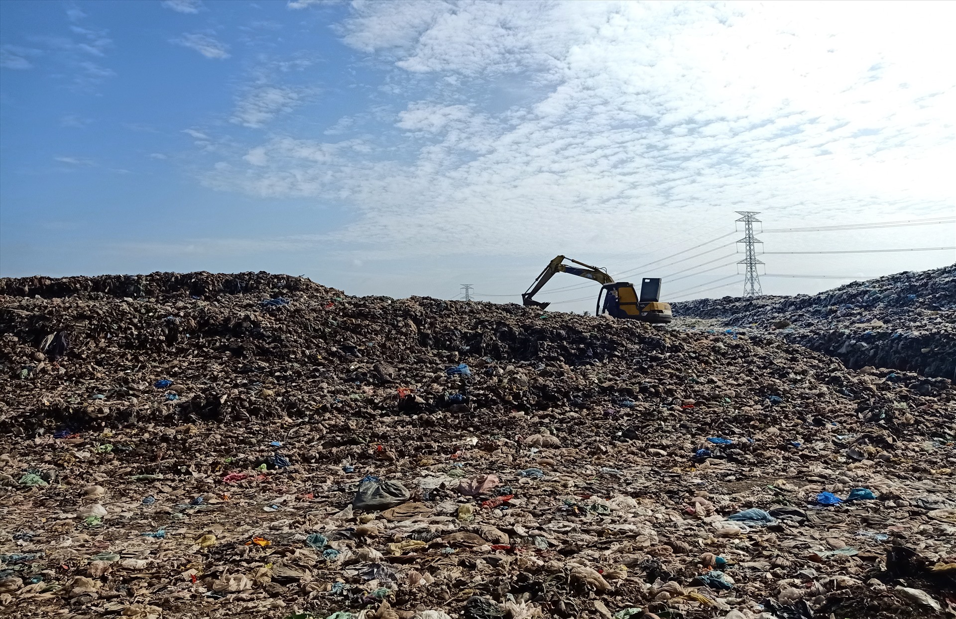 Lượng rác tập kết ùn ứ tại xung quanh khu vực Nhà máy xử lý chất thải rắn sinh hoạt  tỉnh Trà Vinh ngày càng lớn, gây ô nhiễm môi trường nghiêm trọng. Ảnh: P.V.