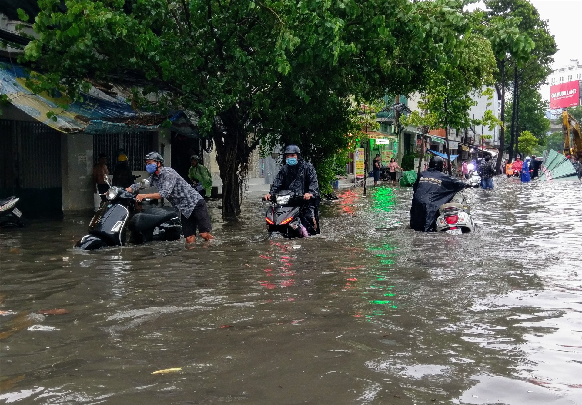 Gần 26.000 tỉ đồng đã được chi cho công tác chống ngập trong 5 năm qua, nhưng đến nay TPHCM vẫn còn 22 điểm ngập. Ảnh: Minh Quân