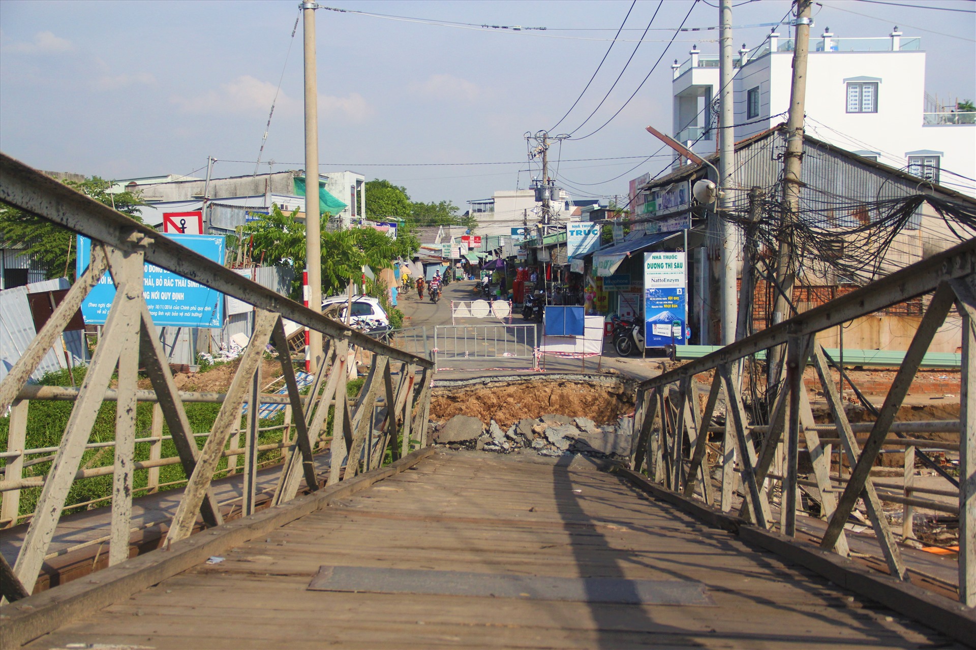 Cầu Rạch Cam nối bên bờ khu vực Bình Yên A và Khu vực Bình Dương (thuộc phường Long Hòa, quận Bình Thủy) Vụ sụp cầu đã khiến giao thông bị chia cắt.