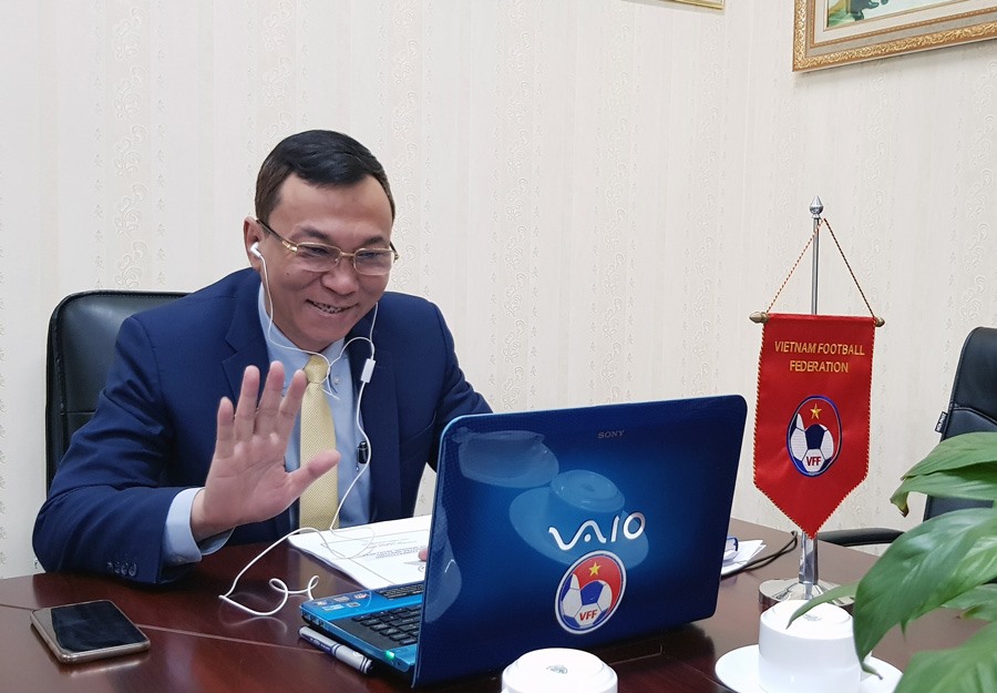 Phó Chủ tịch VFF Trần Quốc Tuấn tham gia buổi họp trực tuyến. Ảnh: VFF