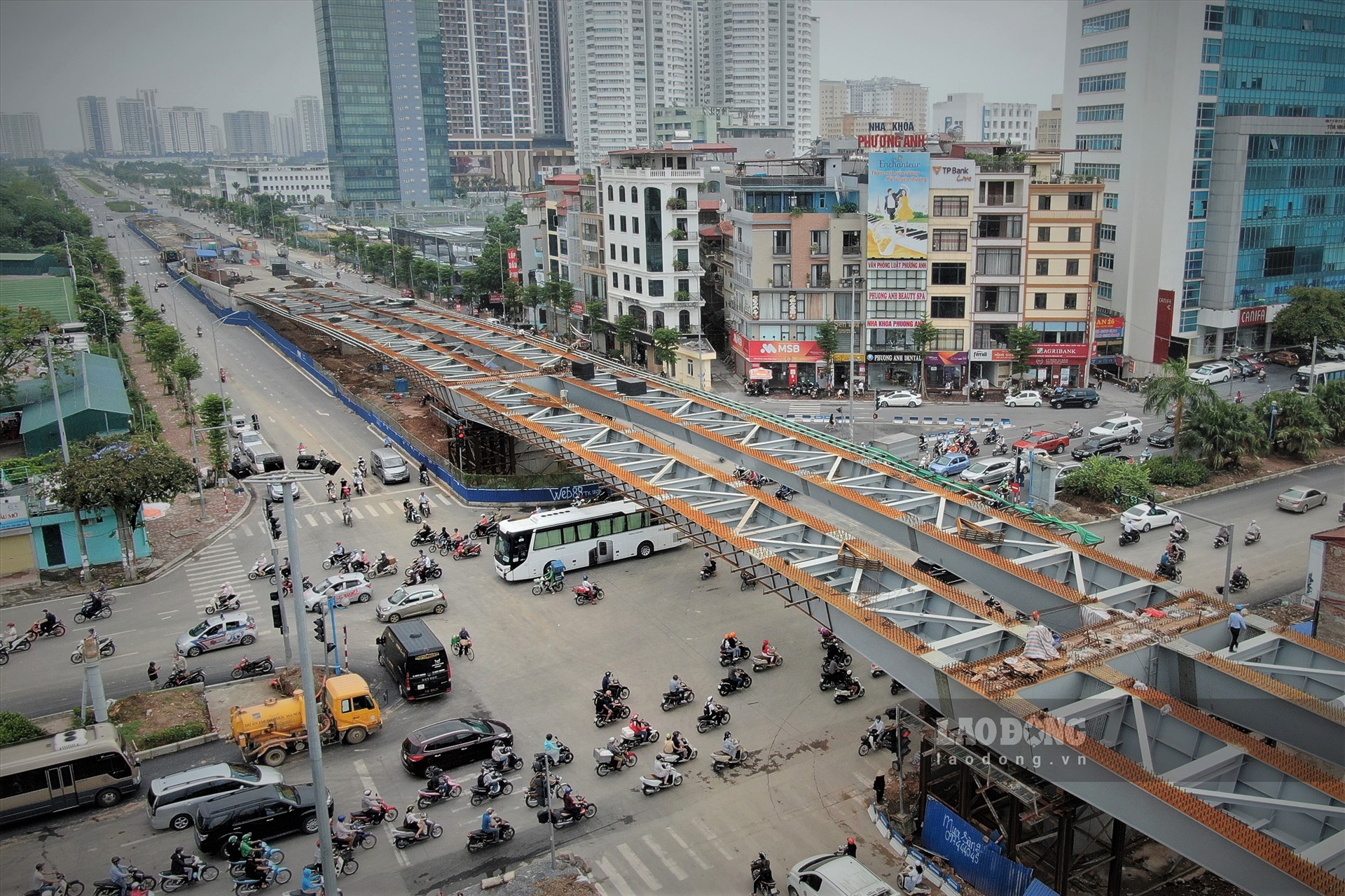 Dự án cầu vượt Nguyễn Văn Huyên - Hoàng Quốc Việt có tổng mức đầu tư 560 tỉ đồng, gồm chi phí giải phóng mặt bằng, xây dựng và các chi phí khác được trích từ vốn ngân sách thành phố.