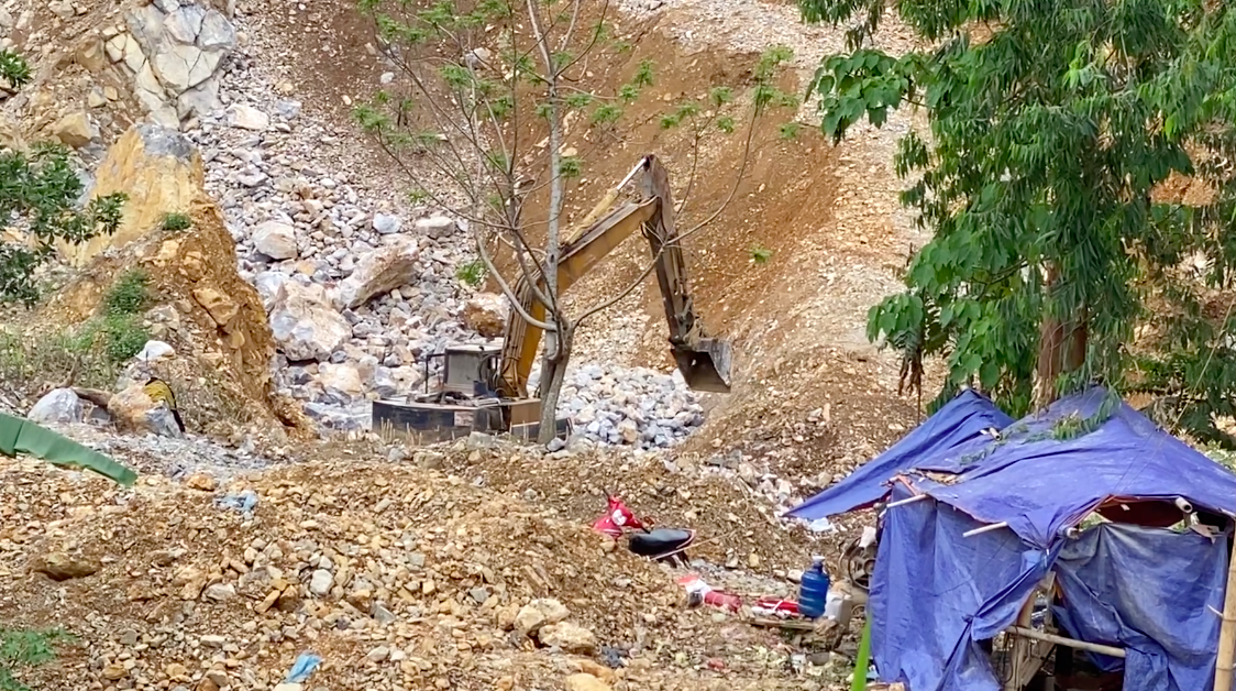 Tình trạng khai thác đá, tàn phá cảnh quan Công viên Địa chất Toàn cầu,  gây bức xúc dư luận ở thị trấn Yên Minh, huyện Yên Minh, tỉnh Hà Giang.  Ảnh chụp màn hình