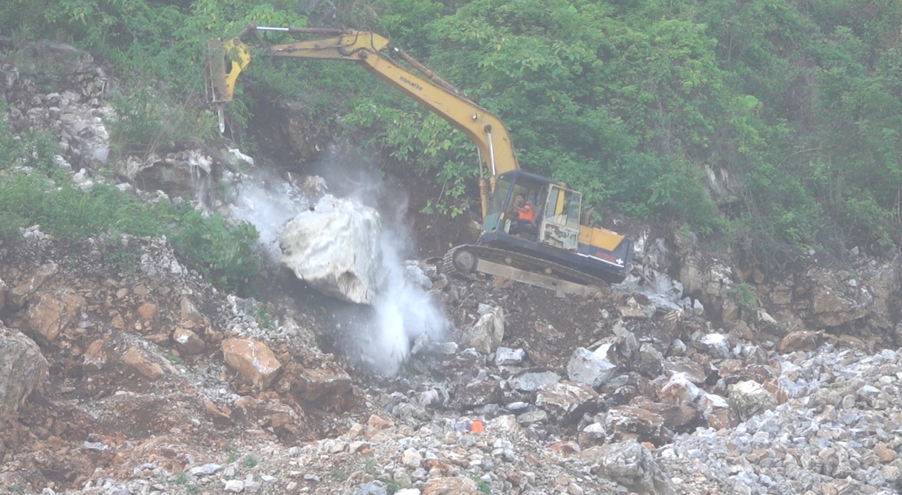 Tình trạng khai thác đá, tàn phá cảnh quan Công viên Địa chất Toàn cầu,  gây bức xúc dư luận ở thị trấn Yên Minh, huyện Yên Minh, tỉnh Hà Giang.  Ảnh chụp màn hình