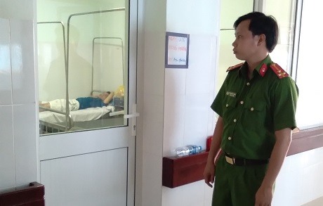 Lực lượng Công an tỉnh Vĩnh Long canh giữ Khiêm tại bệnh viện. Ảnh: CACC