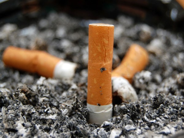 Nhựa thuốc lá và các chất gây ung thư có trong khói thuốc lá đốt cháy rất độc hại. Ảnh: LDO.