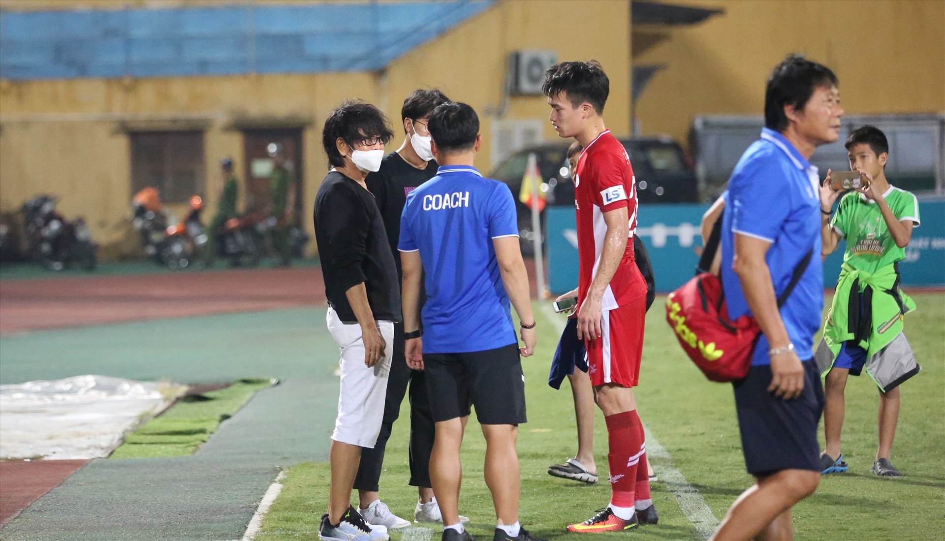 Cuối trận đấu chuyên gia Choi Ju Young cùng trợ lý thể lực xuống hỏi thăm các cầu thủ.