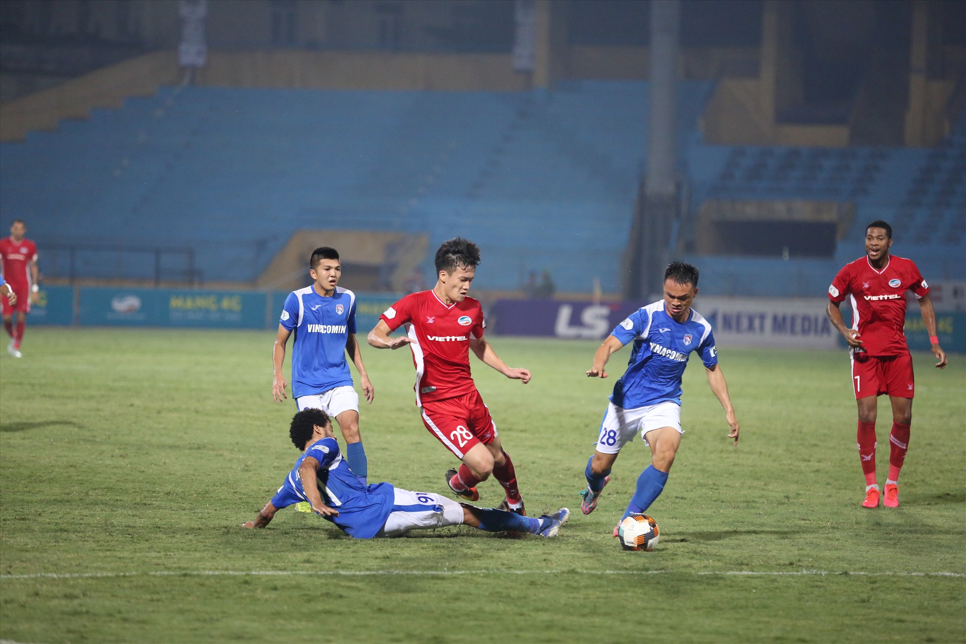 Trận đấu giữa Viettel và Than Quảng Ninh diễn ra kịch tính và chặt chẽ trong suốt 90 phút bóng lăn.