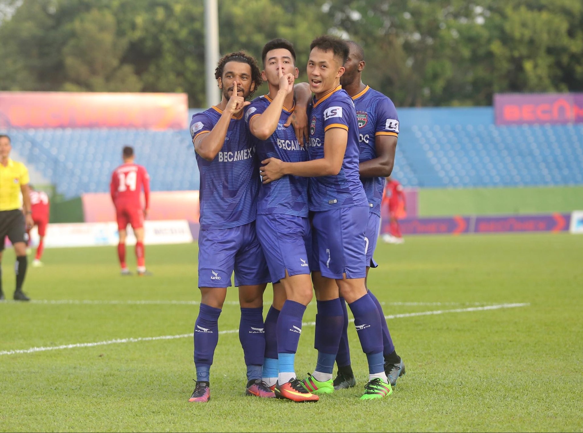 Rồi đến Tiến Linh góp 1 bàn thắng trong số 5 lần thủng lưới của người đồng đội U23 Việt Nam Văn Toản bên kia chiến tuyến. Ảnh: Thanh Xuân