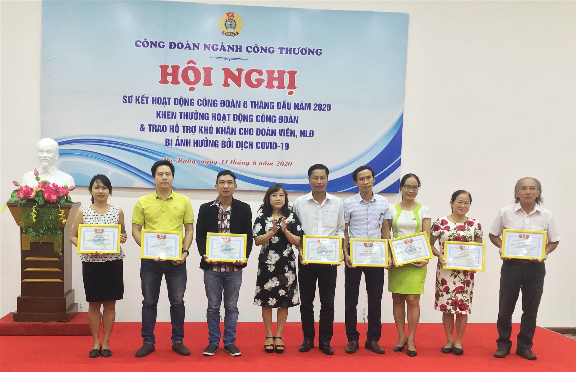 CĐ ngành Công Thương Đà Nẵng tặng giấy khen cho các tập thể, cá nhân đã có thành tích tiêu biểu trong hoạt động CĐ năm 2019