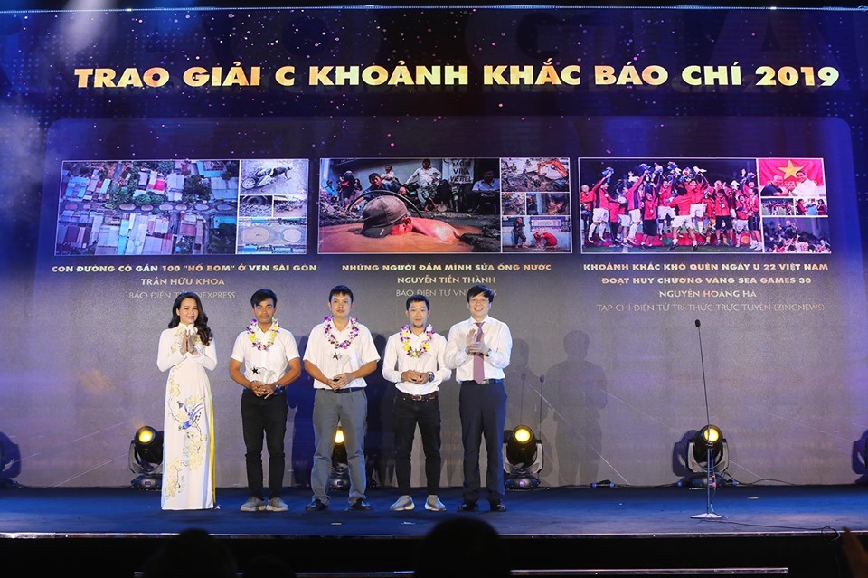 Ông Hồ Quang Lợi và ca sĩ Nguyễn Hồng Nhung trao giải C “Khoảnh khắc báo chí 2019”. Ảnh: Sơn Tùng.