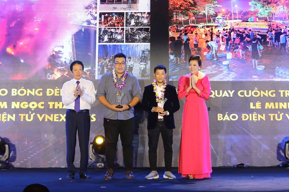 Ông Hoàng Vĩnh Bảo – Thứ trưởng Bộ Thông tin truyền thông  và nữ diễn viên Thanh Hương lên trao giải B. Ảnh: Sơn Tùng.