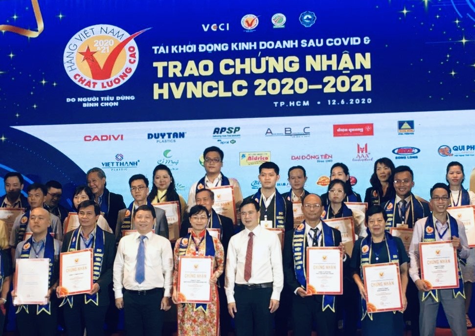 Đại diện Công ty Cổ phần Thuỷ sản 584 Nha Trang (thứ 3 từ phải sang) tại lễ trao giấy chứng nhận hàng Việt Nam chất lượng cao. Ảnh: Dương Thuỷ