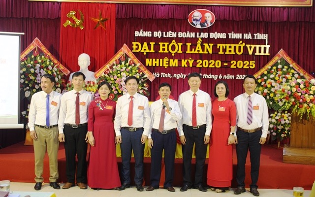 Ban Chấp hành Đảng bộ LĐLĐ Hà Tĩnh khóa VIII, nhiệm kỳ 2020 - 2025 ra mắt nhận nhiệm vụ.