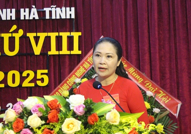 Bà Lê Thị Hải Yến - Phó Chủ tịch LĐLĐ Hà Tĩnh trình bày báo cáo chính trị của BCH Đảng bộ LĐLĐ tỉnh khóa VII, nhiệm kỳ 2015 - 2020.