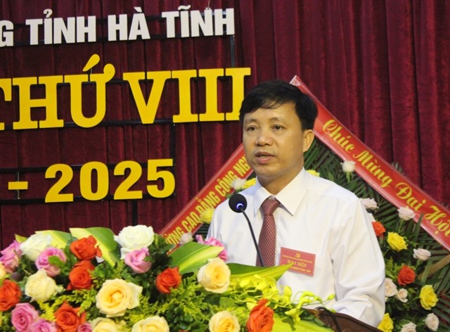 Ông Nguyễn Văn Danh - Chủ tịch LĐLĐ Hà Tĩnh phát biểu tiếp thu ý kiến chỉ đạo của Đảng ủy khối các cơ quan và doanh nghiệp Hà Tĩnh.