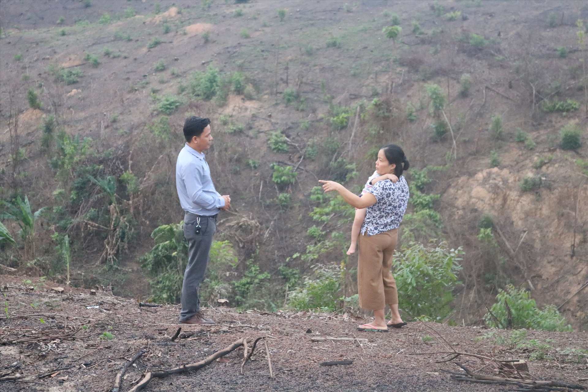 Con gái bà Mai (bên phải) bức xúc kể lại với PV khi khu đất của gia đình bổng dưng được người khác đứng tên trên sổ đỏ. Ảnh: HC