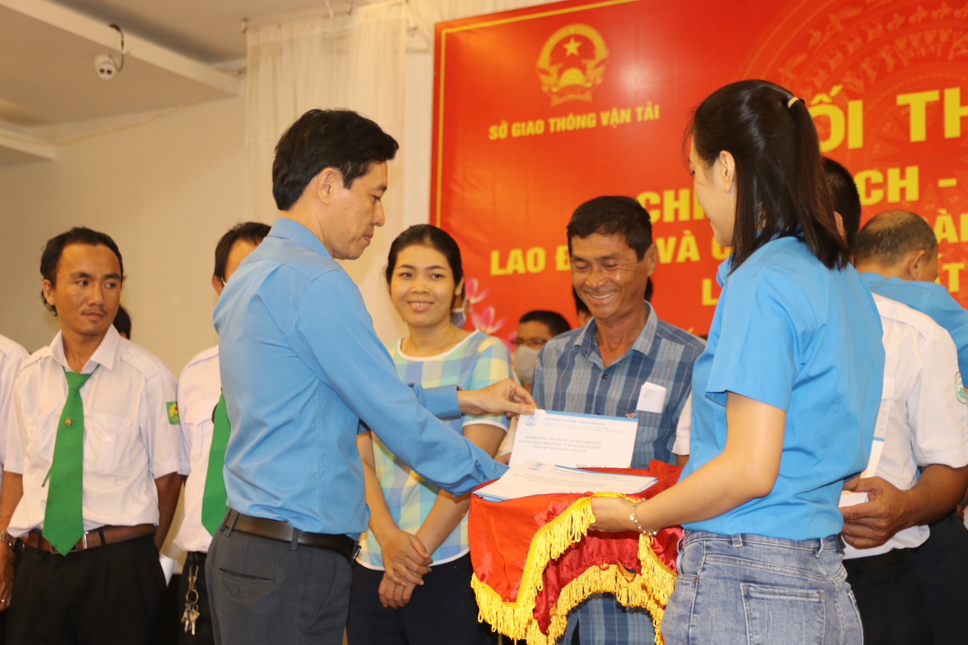 Lãnh đạo Công đoàn Ngành Giao thông vận tải Khánh Hoà trao hỗ trợ cho 139 lao động khó khăn bị mất việc làm do ảnh hưởng của dịch COVID-19. Ảnh:Phương Linh