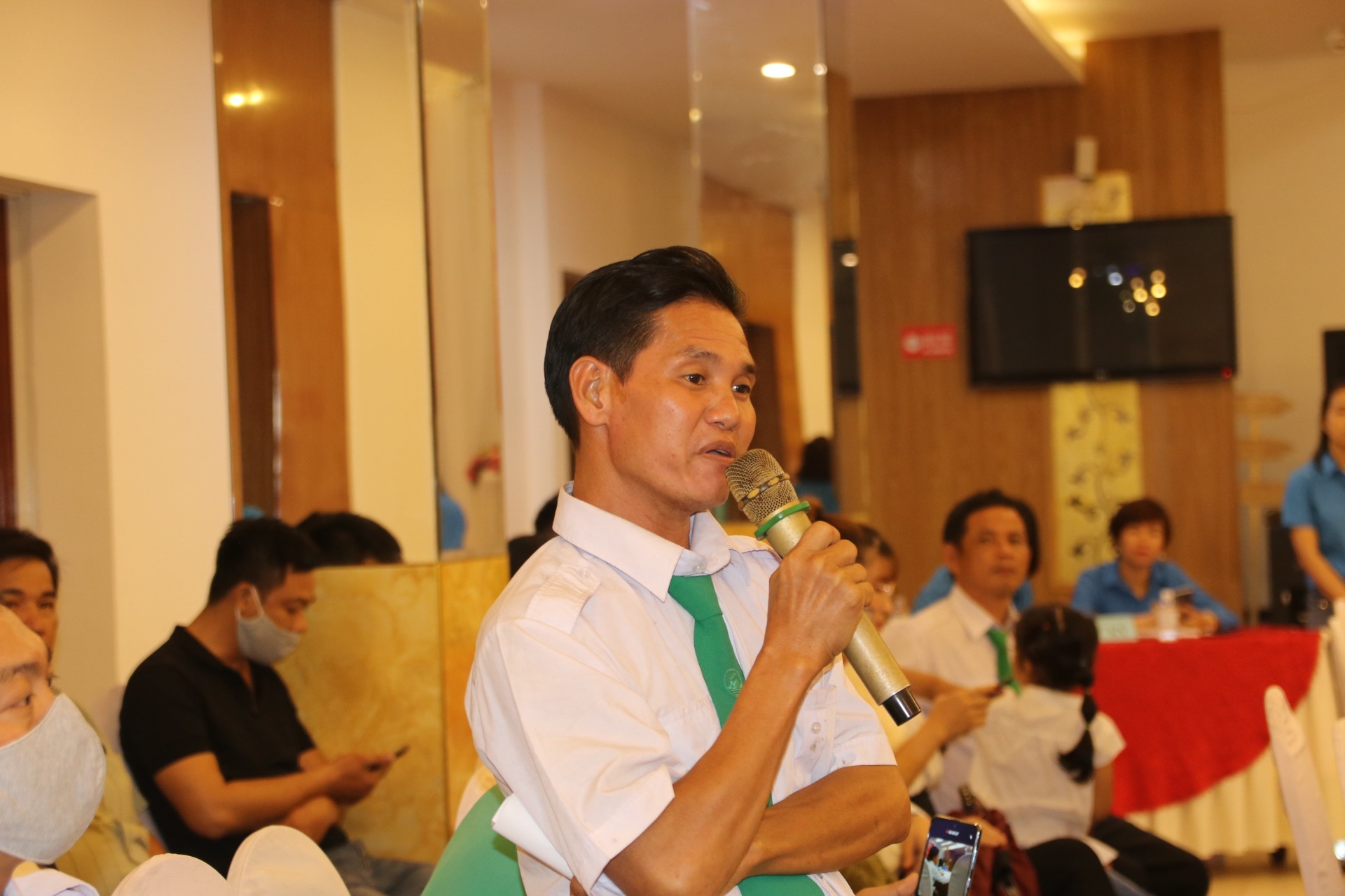 Anh Nguyễn Anh Bằng, lái xe taxi đặt câu hỏi làm thế nào để tiếp tục tham gia BHXH sau khi bị công ty cho nghỉ việc? Ảnh: Phương Linh