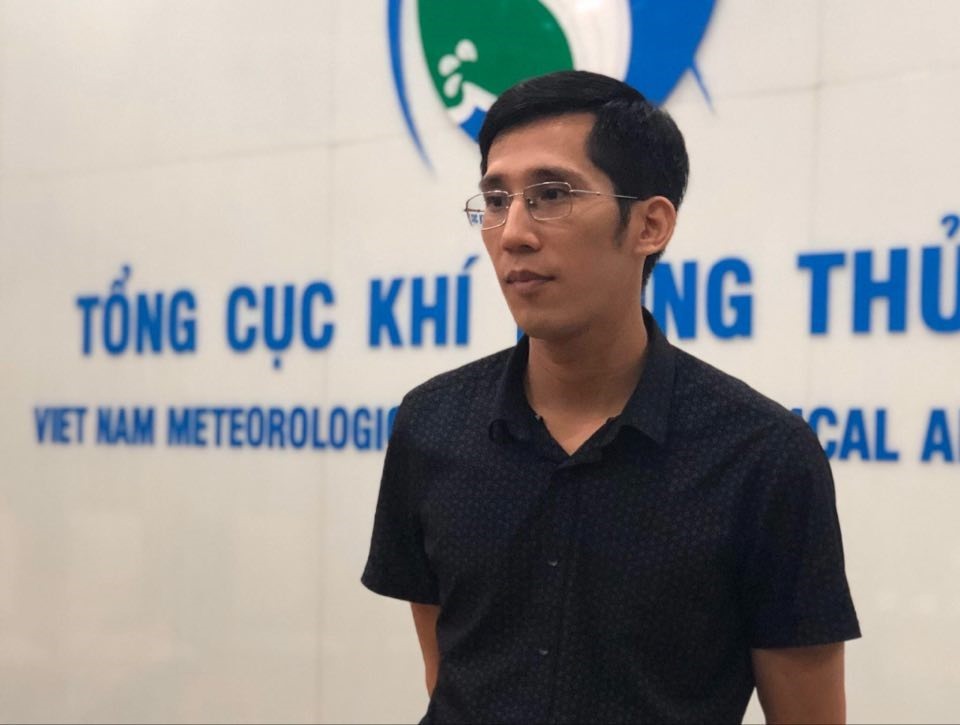 Ông Trần Quang Năng, Trưởng phòng Dự báo thời tiết, Trung tâm Dự báo Khí tượng Thủy văn Quốc gia trao đổi.