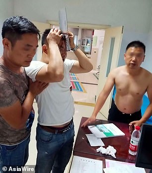 Người đàn ông với con dao chặt thịt trên đầu nhập viện ở thành phố Hàm Ninh, tỉnh Hồ Bắc, Trung Quốc. Ảnh: Mail.